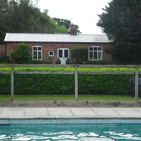 Garden House At The Red House Estate Ferienhaus
